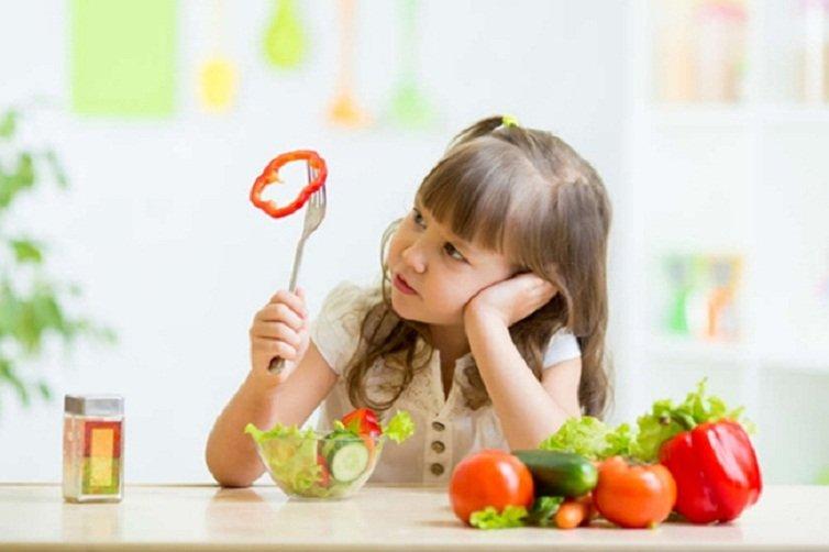 Rất nhiều trẻ em hiện nay không ăn đủ lượng rau quả theo khuyến cáo (Ảnh: Internet).