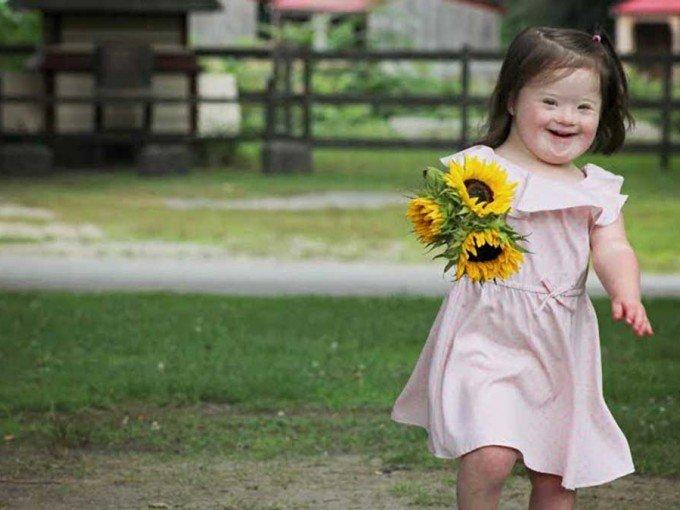 Mỗi nụ cười là một bông hoa đẹp (Ảnh: Internet).