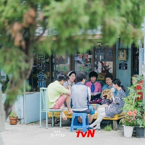 Dân làng bàn tán về ba bí ẩn ở Gongjin (Nguồn: TvN)