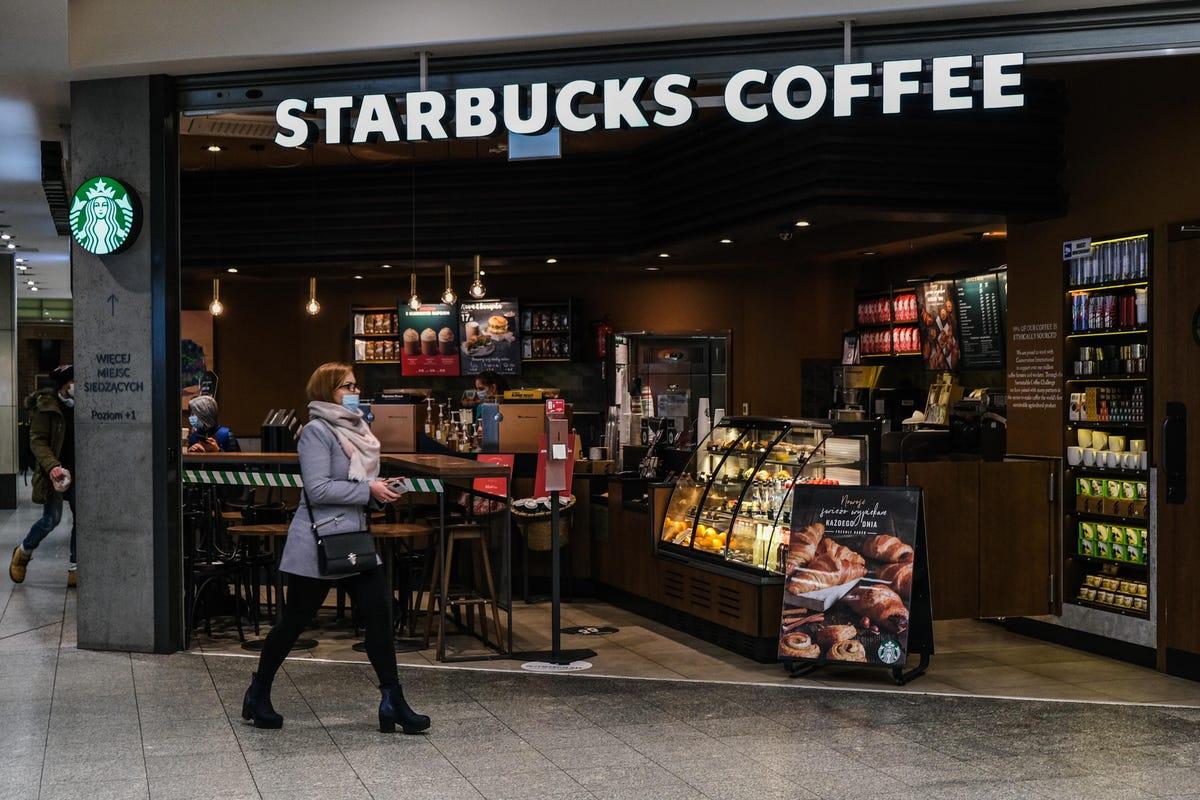 Cà phê Starbucks luôn là lựa chọn số một của giới trẻ, tại vì sao ...