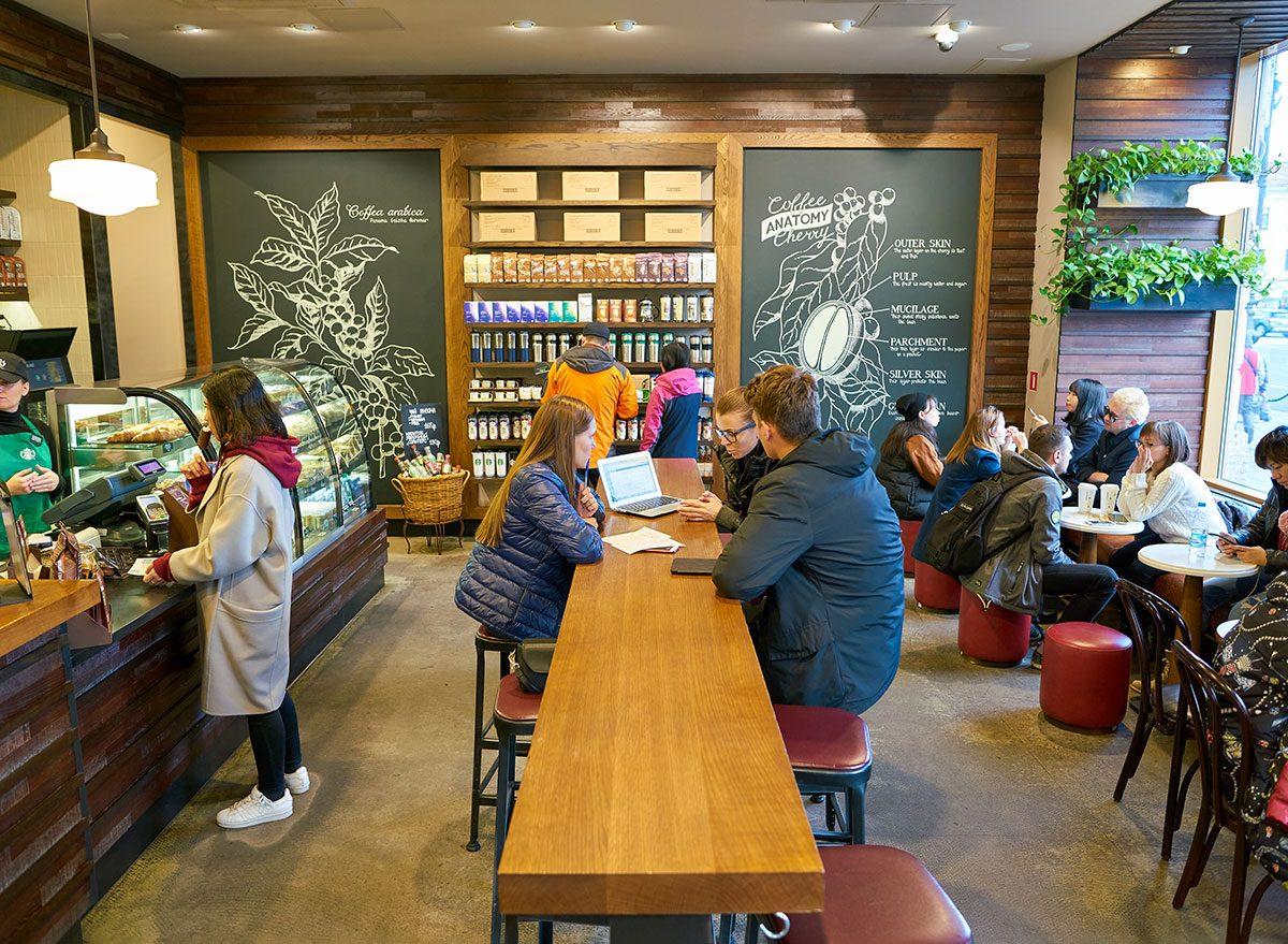 Cà phê Starbucks luôn là lựa chọn số một của giới trẻ, tại vì sao ...
