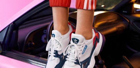 Sneaker là gì? Bí quyết phối đồ với sneaker hiện đại, cá tính nhất hiện nay Giày sneaker cổ thấp (Nguồn: Internet)