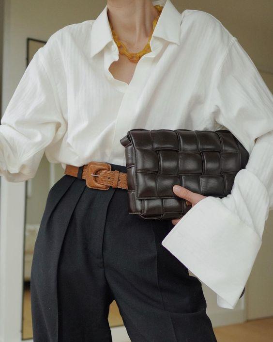 Kết hợp áo sơ mi trắng với quần jean tạo nên phong cách đơn giản mà đẹp cho bạn ( Nguồn: Internet ).