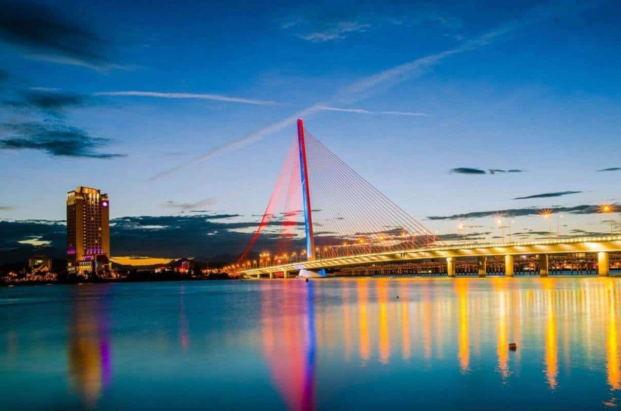 Cầu Trần Thị Lý về ban đêm (Nguồn: Internet).