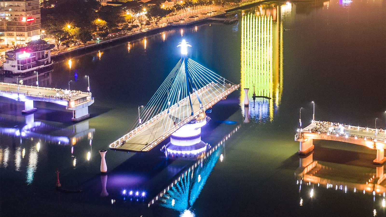 Cầu sông Hàn xoay vào mỗi khuya (Nguồn: Internet).
