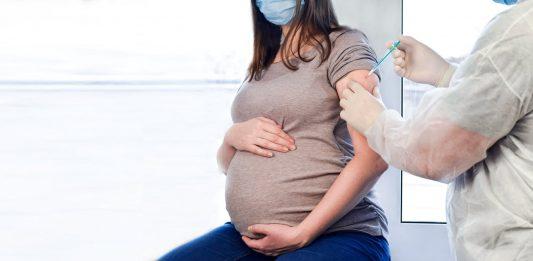 CDC kêu gọi phụ nữ mang thai tiêm vắc xin COVID-19 để bảo vệ cả mẹ và bé