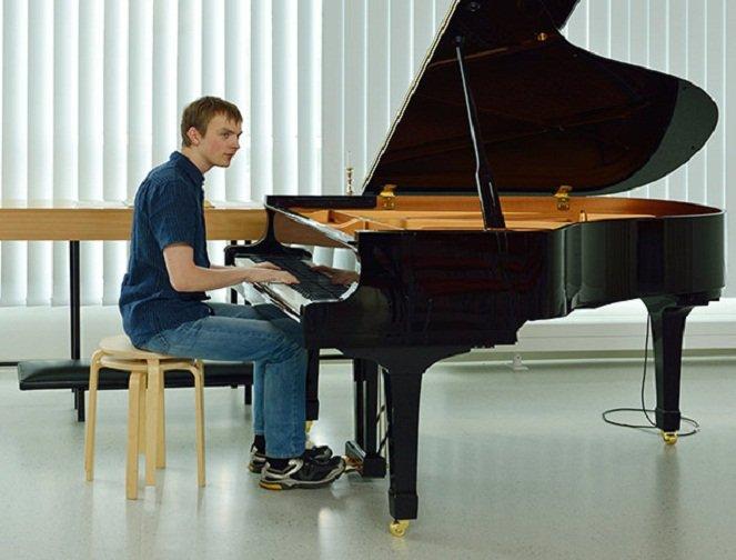 Chơi piano phải phối hợp tay và bàn đạp chân (Ảnh: Internet).