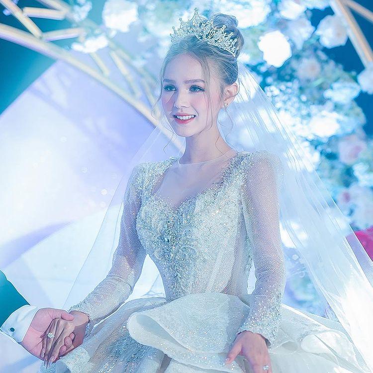 Váy cưới xa hoa trị giá 28 tỷ của Xoài Non (Nguồn ảnh: Internet).