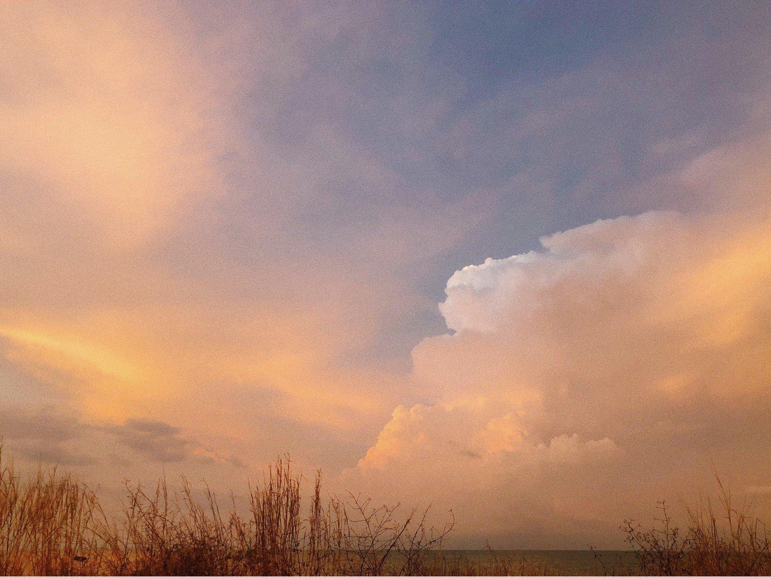 Mê mẩn màu của đám mây hoàng hôn được chụp vội trên đường về homestay (Nguồn: minhlakhenh).
