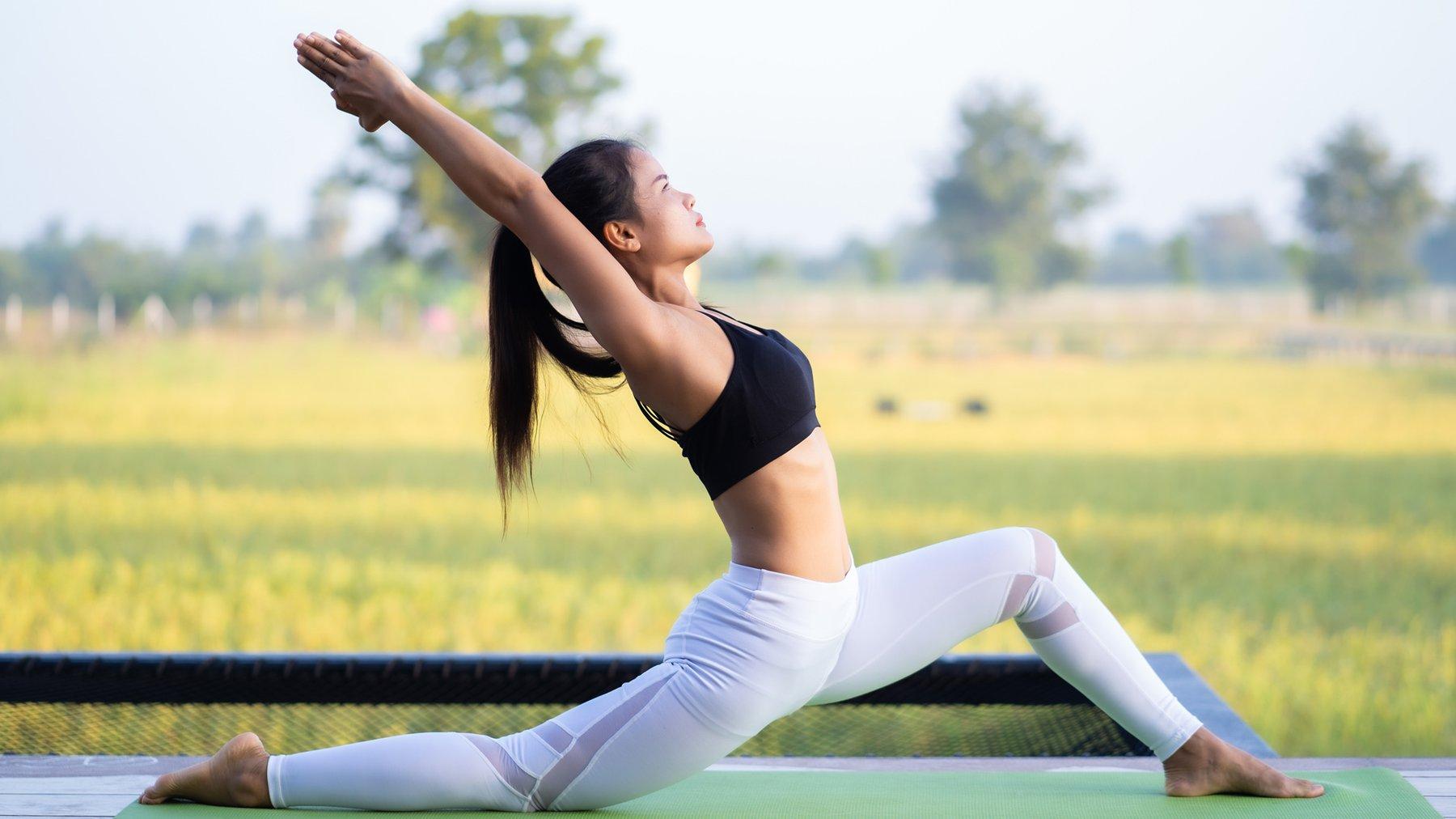 Tập yoga vào buổi sáng cũng là một lựa chọn tốt để bạn tỉnh táo nhanh (Ảnh: Internet).