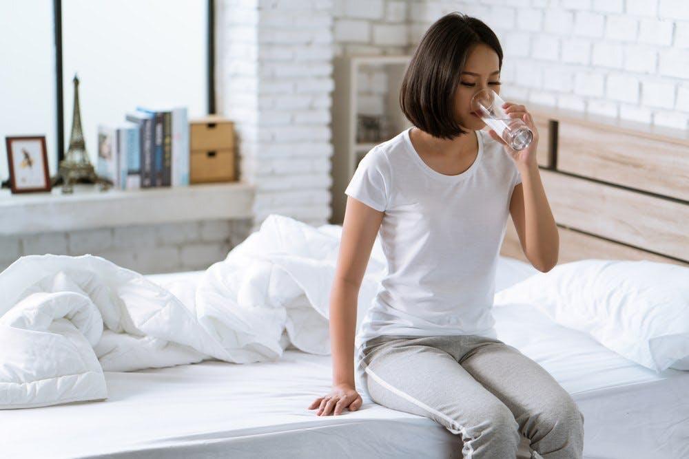 Uống một cốc nước ngay khi tỉnh dậy sẽ giúp bạn tỉnh táo hơn (Ảnh: Internet).