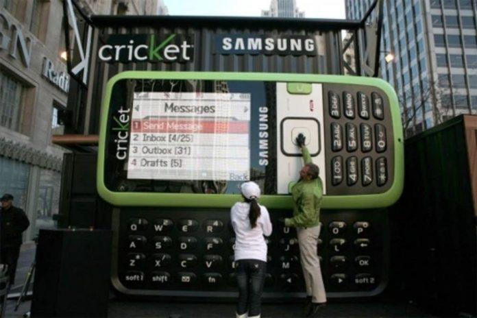 Điện thoại khổng lồ này được Samsung cho mọi người nhắn tin, gọi điện miễn phí (Nguồn: Internet).