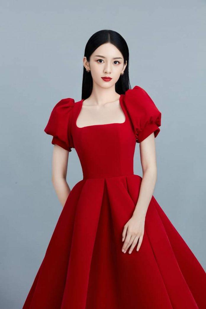 Châu Dã đẹp tựa công chúa Bạch Tuyết trong bộ váy đỏ (Nguồn: Internet).