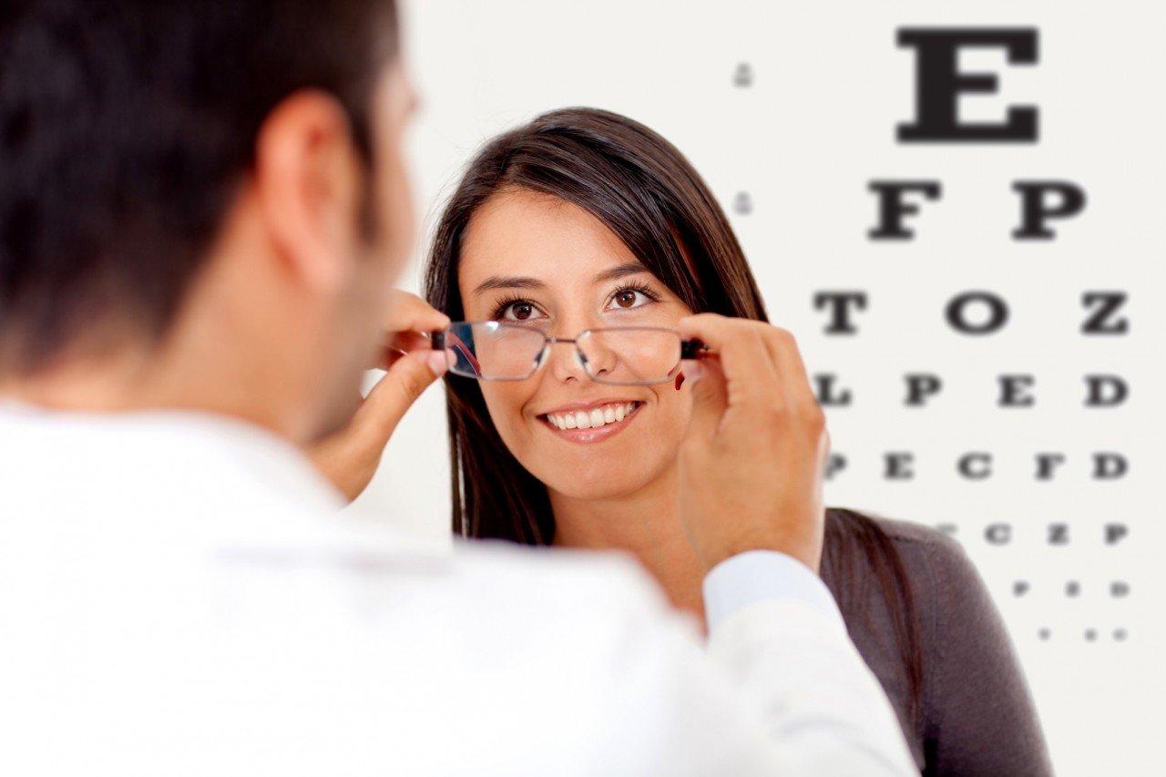 Kiểm tra tật khúc xạ của mắt (Nguồn: Internet).