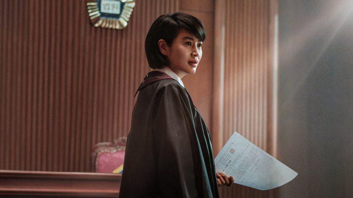 Nữ diễn viên nổi tiếng Kim Hye Soo xuất hiện với tạo hình nhân vật Thẩm phán Shim Eun Seok trong Juvenile Justice (Ảnh: Internet)