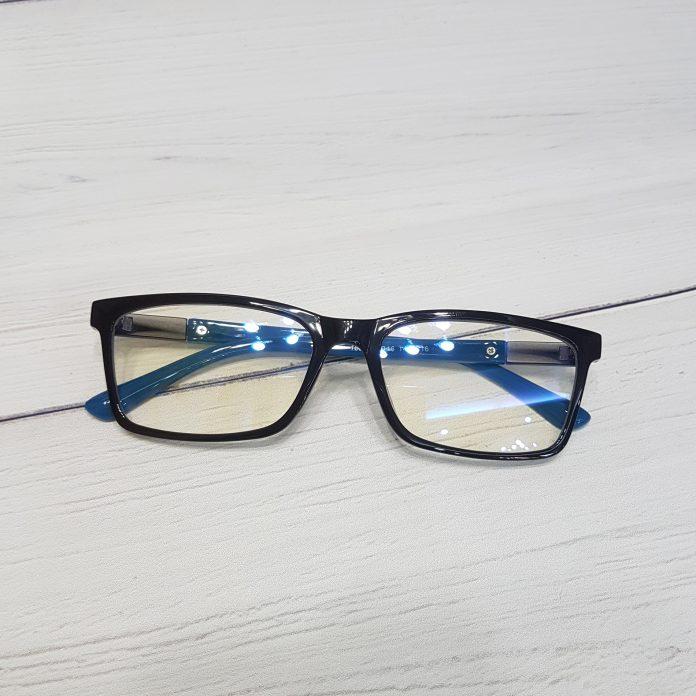 Nên sử dụng kính chống ánh sáng xanh để hạn chế các tật về mắt lâu dài. (Nguồn: Internet)