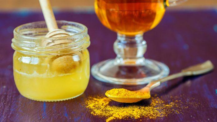Nước nghệ mật ong giúp giảm đau bụng (Nguồn: Internet)