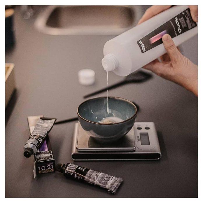 Pha thuốc nhuộm theo hướng dẫn trên bao bì sản phẩm (Nguồn: internet)