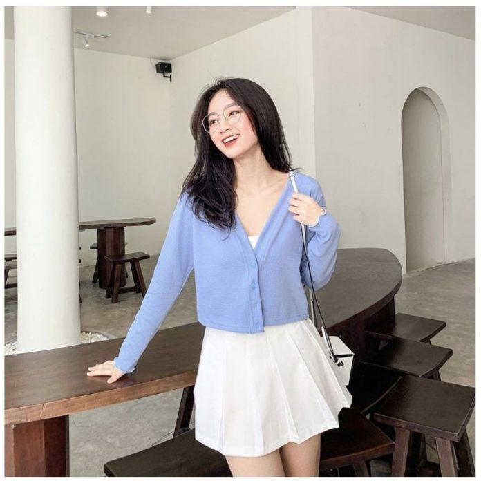 Chân váy xòe trắng nữ tính kèm theo cardigan croptop nổi bật (Nguồn: Internet)