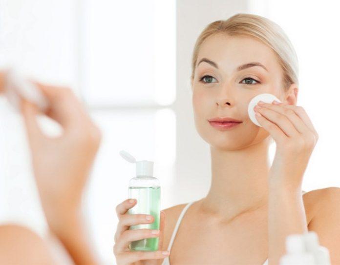 Làm sạch da, không chỉ bằng sữa rửa mặt mà còn phải dùng tẩy trang để tăng khả năng làm sạch (Ảnh: Internet).