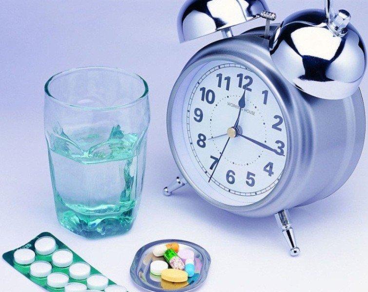 Nhiều loại thuốc bắt buộc phải uống đúng giờ mới có hiệu quả (Ảnh: Internet).