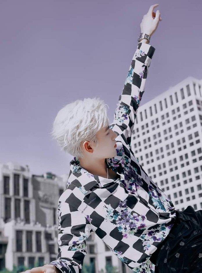 Trần Phi Vũ với mái tóc bạch kim sáng chói cả khung hình (Nguồn: Internet). Trần Phi Vũ với mái tóc bạch kim sáng chói cả khung hình (Nguồn: Internet).