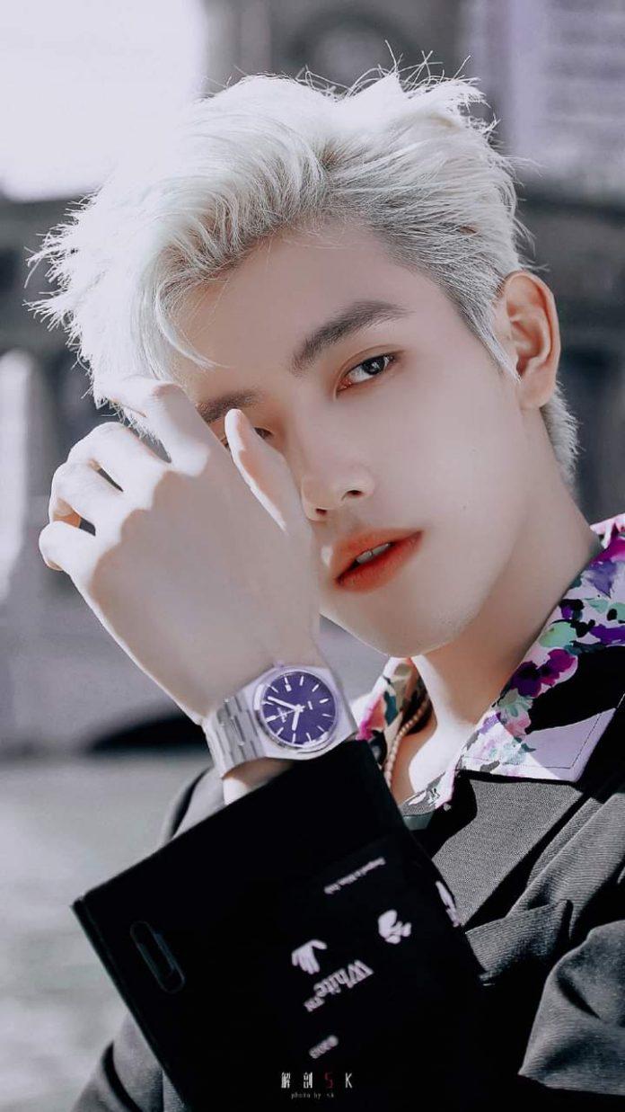 Trần Phi Vũ với mái tóc bạch kim sáng chói cả khung hình (Nguồn: Internet). Trần Phi Vũ với mái tóc bạch kim sáng chói cả khung hình (Nguồn: Internet).