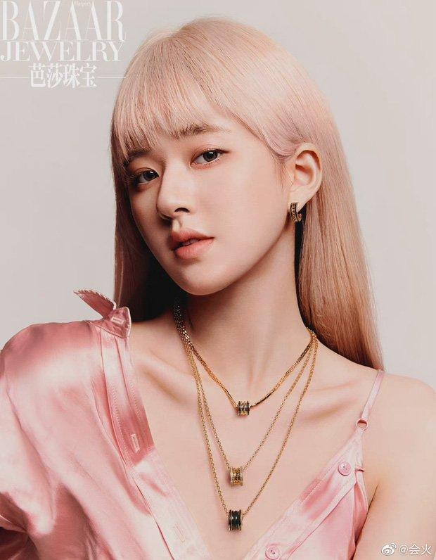 Triệu Lộ Tư đầy khí chất trong mái tóc hồng mới lạ trên tạp chí Harper's Bazaar Jewelry (Ảnh: Internet)