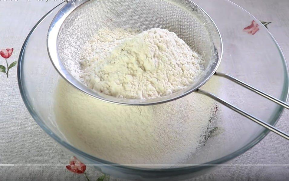 Trộn bột làm bánh Papparoti (Nguồn: Youtube Sukie's Kitchen)