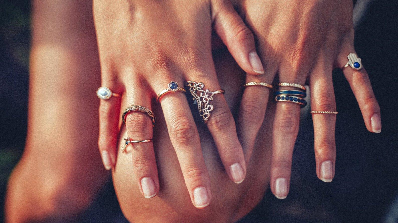 Ý nghĩa ngón tay đeo nhẫn theo phong thủy: Đeo ngón nào cầu tài, cầu tình  bạn đã biết chứ? - BlogAnChoi