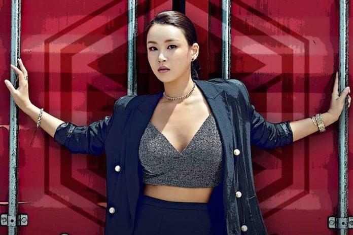 Bae Yoon Jung cũng là HLV "sắt đá" của Producer 101. (Ảnh: Internet)