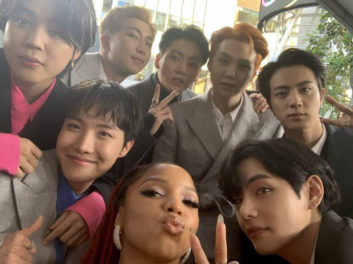 Ảnh chụp selfie của BTS với Chloe Bailey tại thảm đỏ AMAs. (Ảnh: Internet)