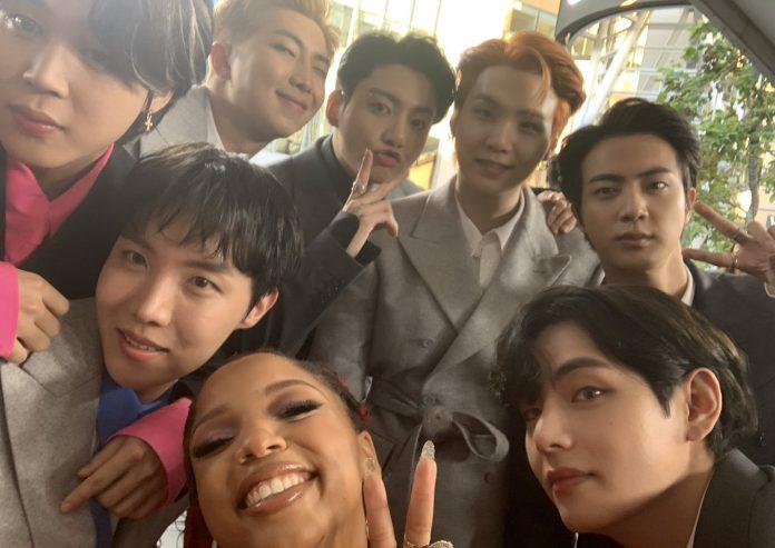 Ảnh chụp selfie của BTS với Chloe Bailey tại thảm đỏ AMAs. (Ảnh: Internet)