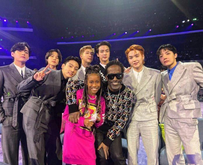 BTS chụp ảnh cùng Shawn Stockman và con gái (Ảnh: Internet)