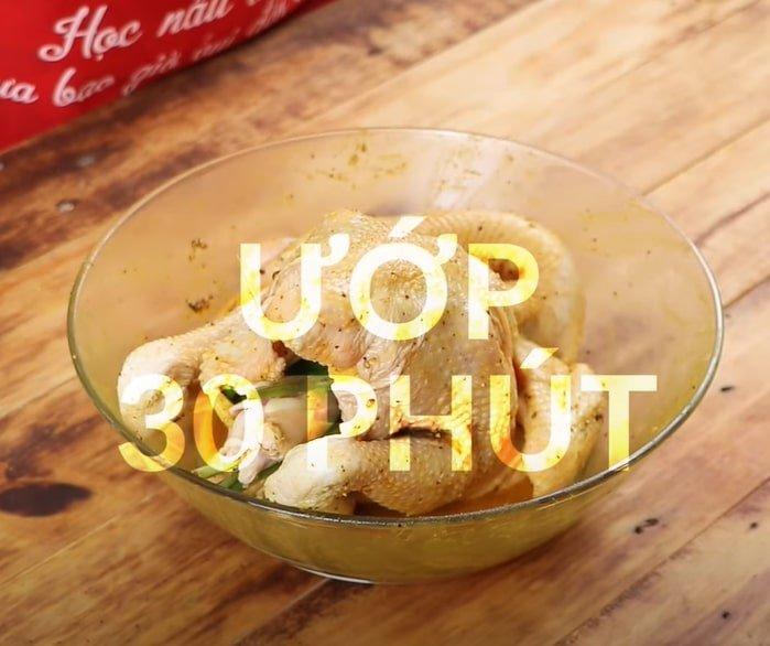 Ướp gà từ 30 - 45 phút (Nguồn: YouTube Foody)