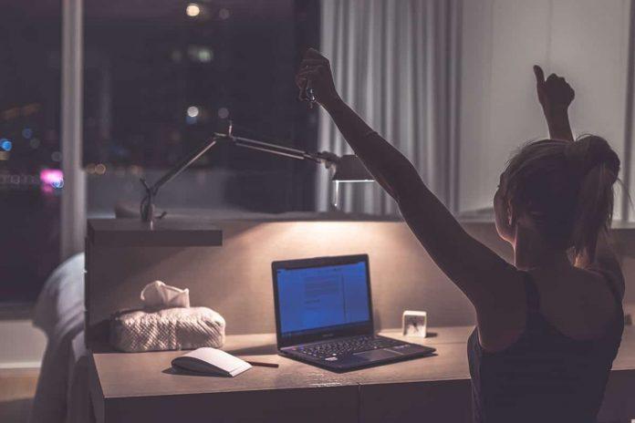 Nhiều người cảm thấy làm việc vào ban đêm hiệu quả hơn (Ảnh: Internet).