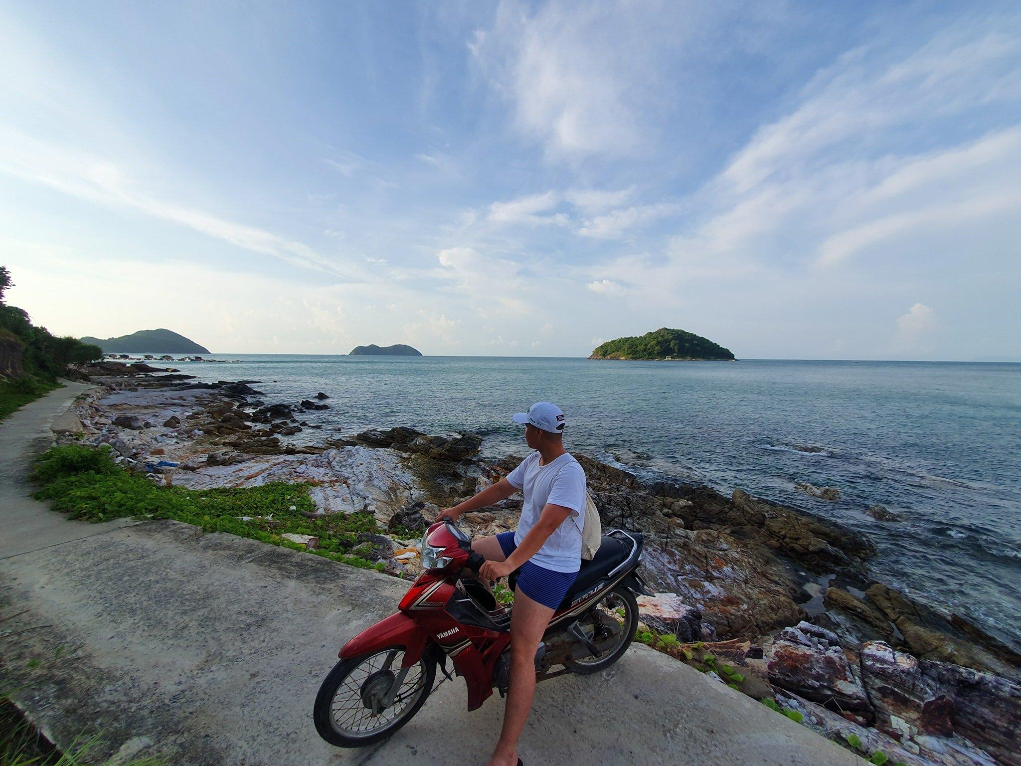 Xe máy là phương tiện di chuyển chủ yếu trên đảo Nam Du - Ảnh: internet