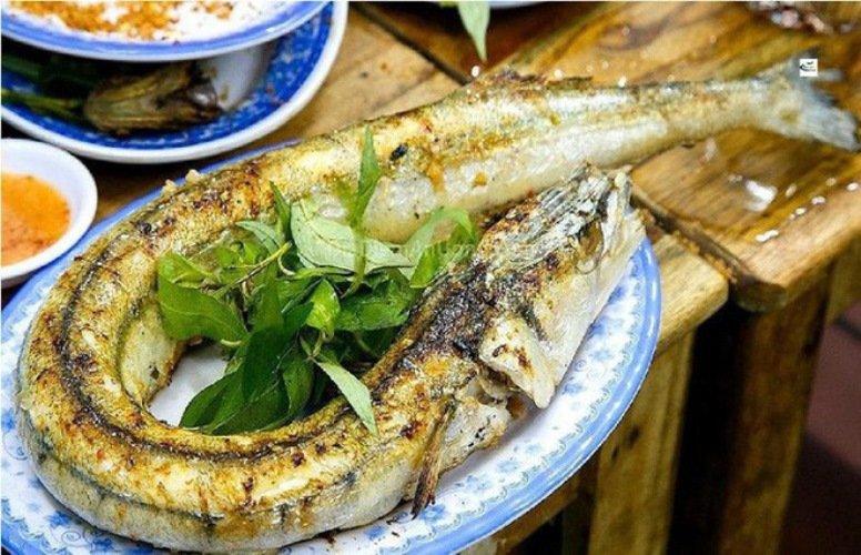 Cá xương xanh nướng lá chuối là món đặc sản không thể bỏ qua tại Nam Du - Ảnh: internet