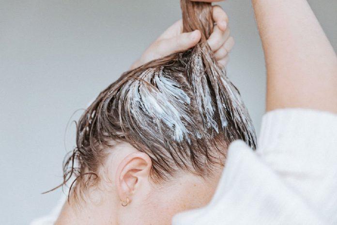 Xả tóc trước khi bắt đầu gội đầu bằng dầu gội như cách thông thường (Nguồn: Internet)