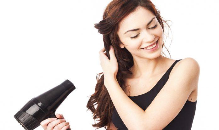 Có thể sấy tóc dưới nhiệt độ thấp để tránh làm tóc hư tổn (Nguồn: Internet)