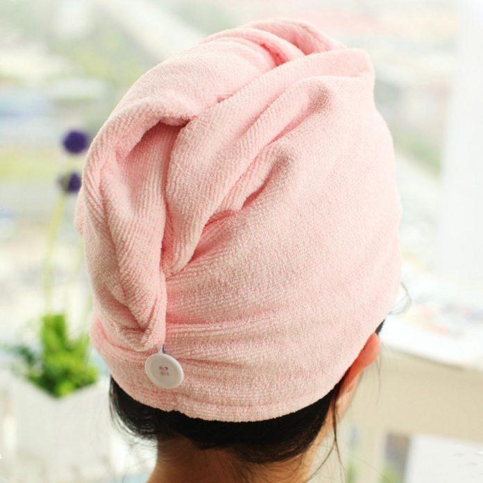Nên dùng khăn lông mềm để lau tóc và hạn chế sấy tóc ở nhiệt độ cao (Nguồn: Internet)