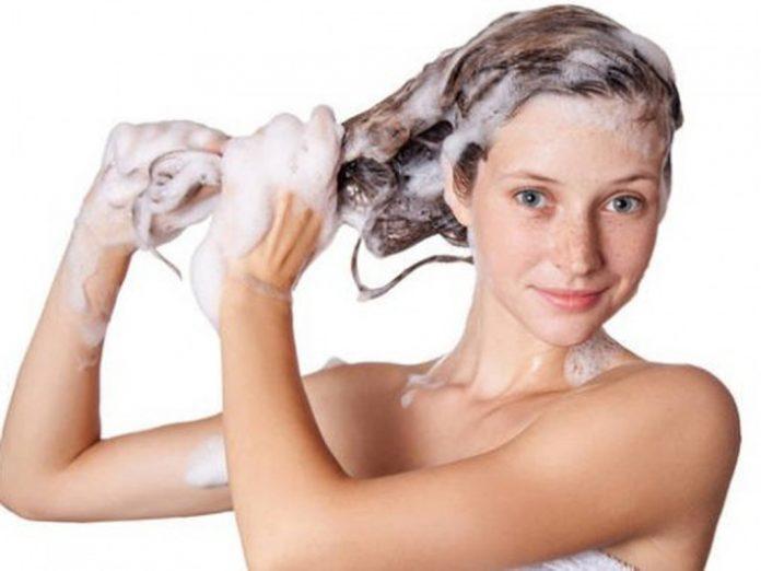 Việc massage sẽ giúp tóc được thư giãn và sạch sâu hơn (Nguồn: Internet)