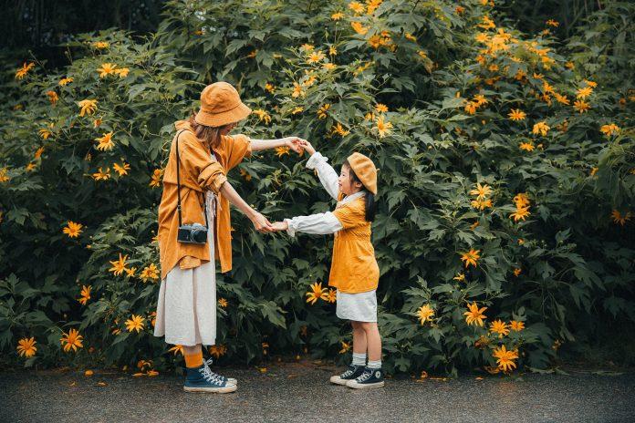 Trang phục màu cam sẽ giúp bạn có tấm ảnh "tone sur tone" với hoa - Ảnh: Dung Đặng