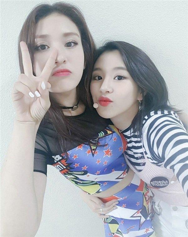 Chaeyoung (TWICE) và Jeon Somi là những người bạn bè thân thiết của nhau. (Nguồn: Internet)