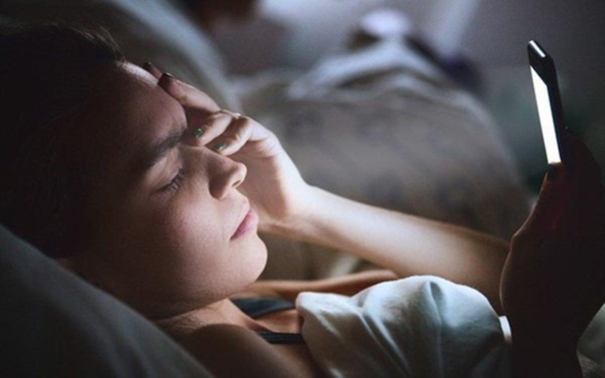 Dùng điện thoại trước khi ngủ sẽ khiến bạn bị khó ngủ (Nguồn: Internet)