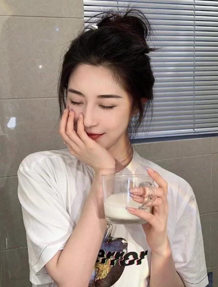 TÓc búi cao mang lại vẻ đẹp dịu dàng, trong sáng (ảnh: intermet) TÓc búi cao mang lại vẻ đẹp dịu dàng, trong sáng (ảnh: intermet)