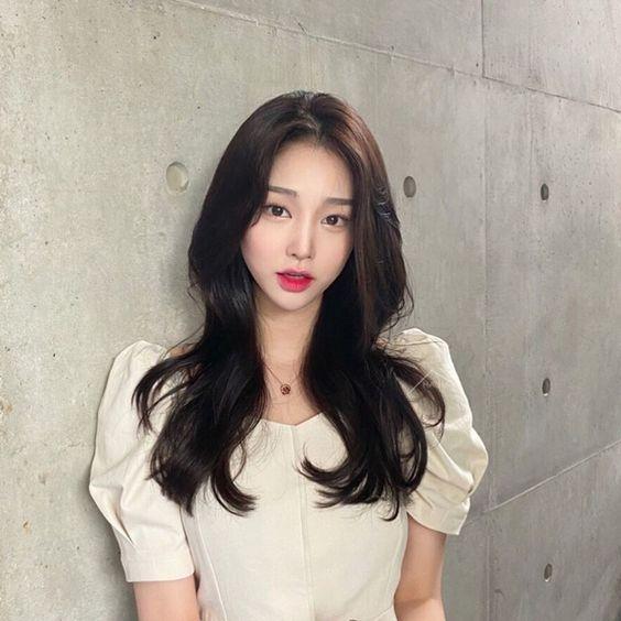 Mái tóc uốn nhẹ được tỉa layer bồng bềnh (ảnh: internet) Mái tóc uốn nhẹ được tỉa layer bồng bềnh (ảnh: internet)