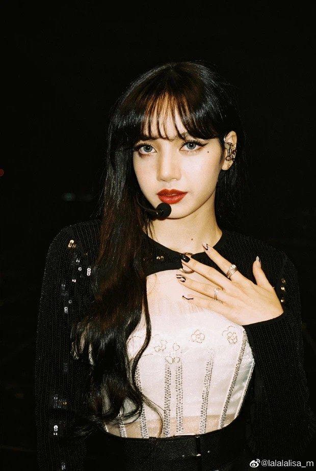 Dù MONEY không có MV chính thức vẫn chứng tỏ sức chạy đường dài bền bỉ đem về hàng tá kỷ lục cho Lisa (Ảnh: Internet)