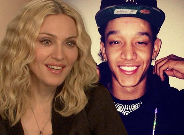 Ca sỹ Madonna ngoài 60 tuổi và bạn trai 25 tuổi (Nguồn: Internet).