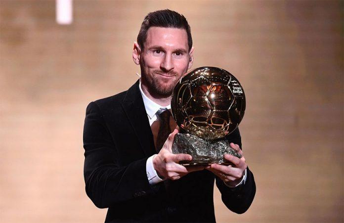 Messi nhận Quả Bóng Vàng 2021 (Ảnh: Internet).